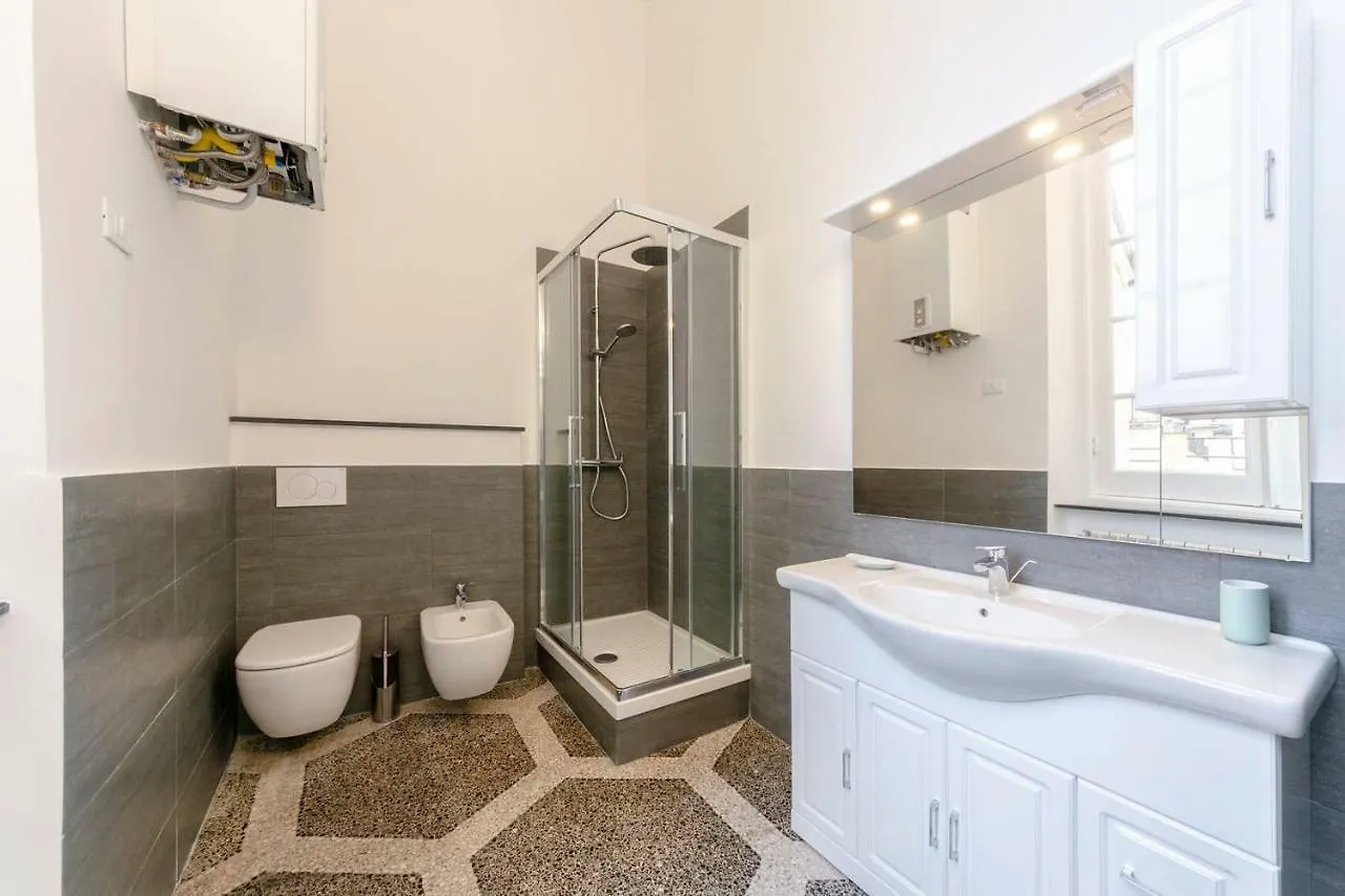 Апартаменты Joivy Elegant Flat For 7, In The Heart Of Генуя Италия